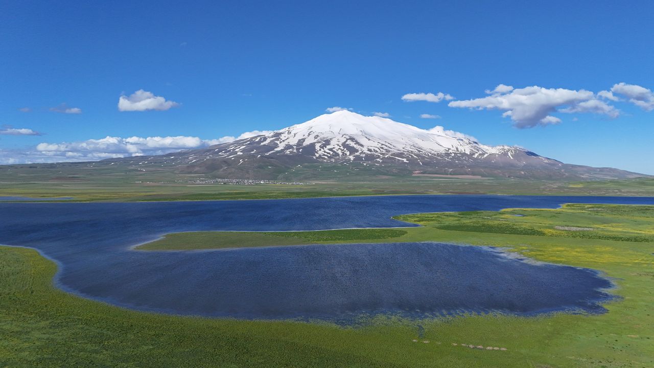 Süphan Dağı’nın eteklerindeki Cil Gölü hayran bırakıyor
