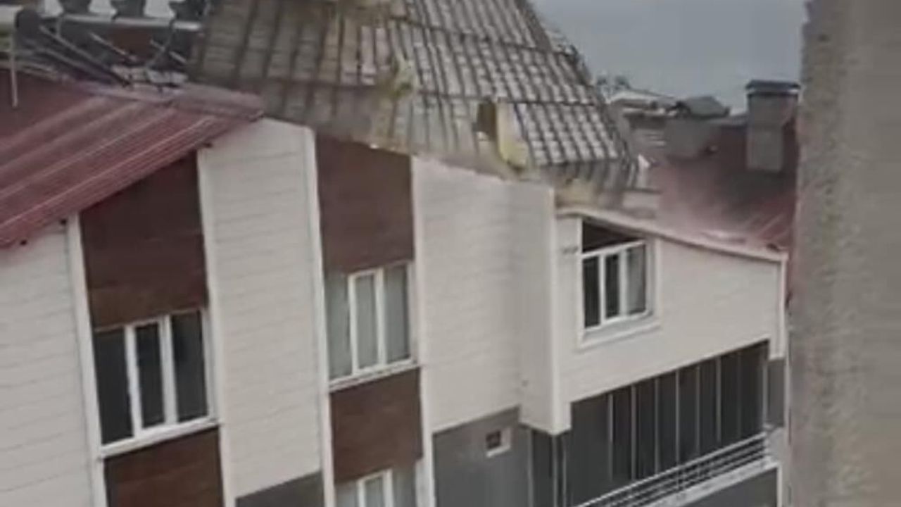 Bitlis'te fırtına çatı uçurdu