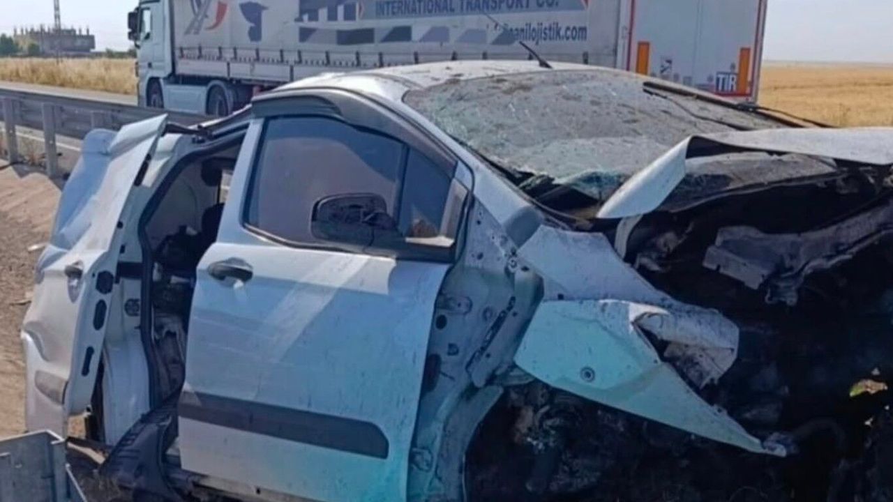 Hafif ticari araç bariyerlere çarptı: Bir ölü 2 yaralı