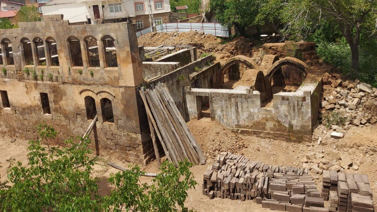 Bitlis Eren Üniversitesi Öncülüğünde Tarihi Taş Ev Turizme K