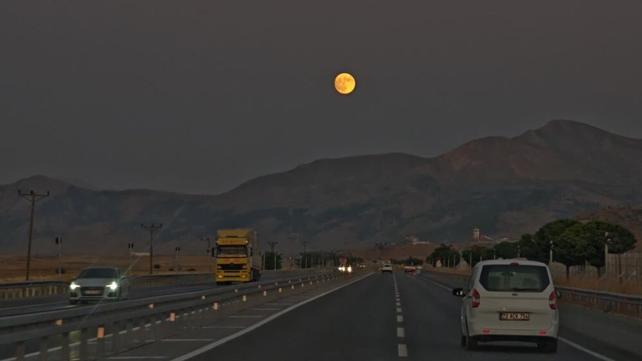 Bitlis'te dolunay görsel şölen sundu; Yolculara eşlik etti