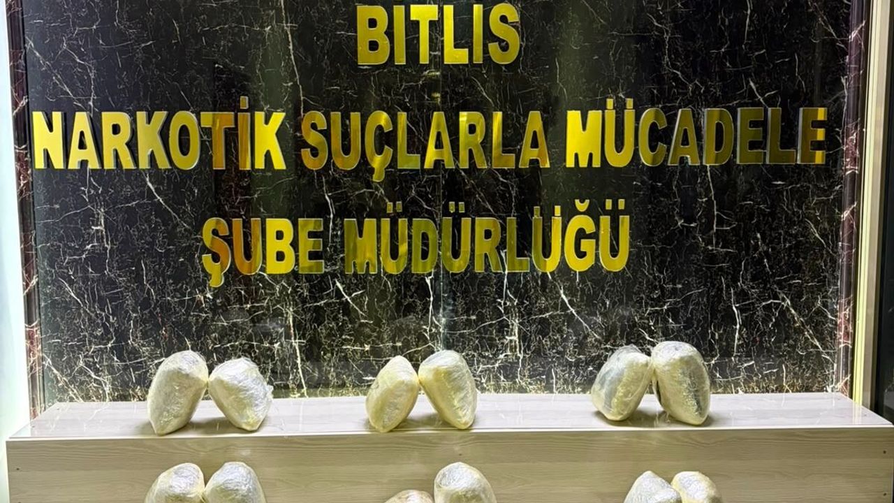 Bitlis'te zehir tüccarlarına geçit yok: Araçta 8 kilo skunk ele geçirildi