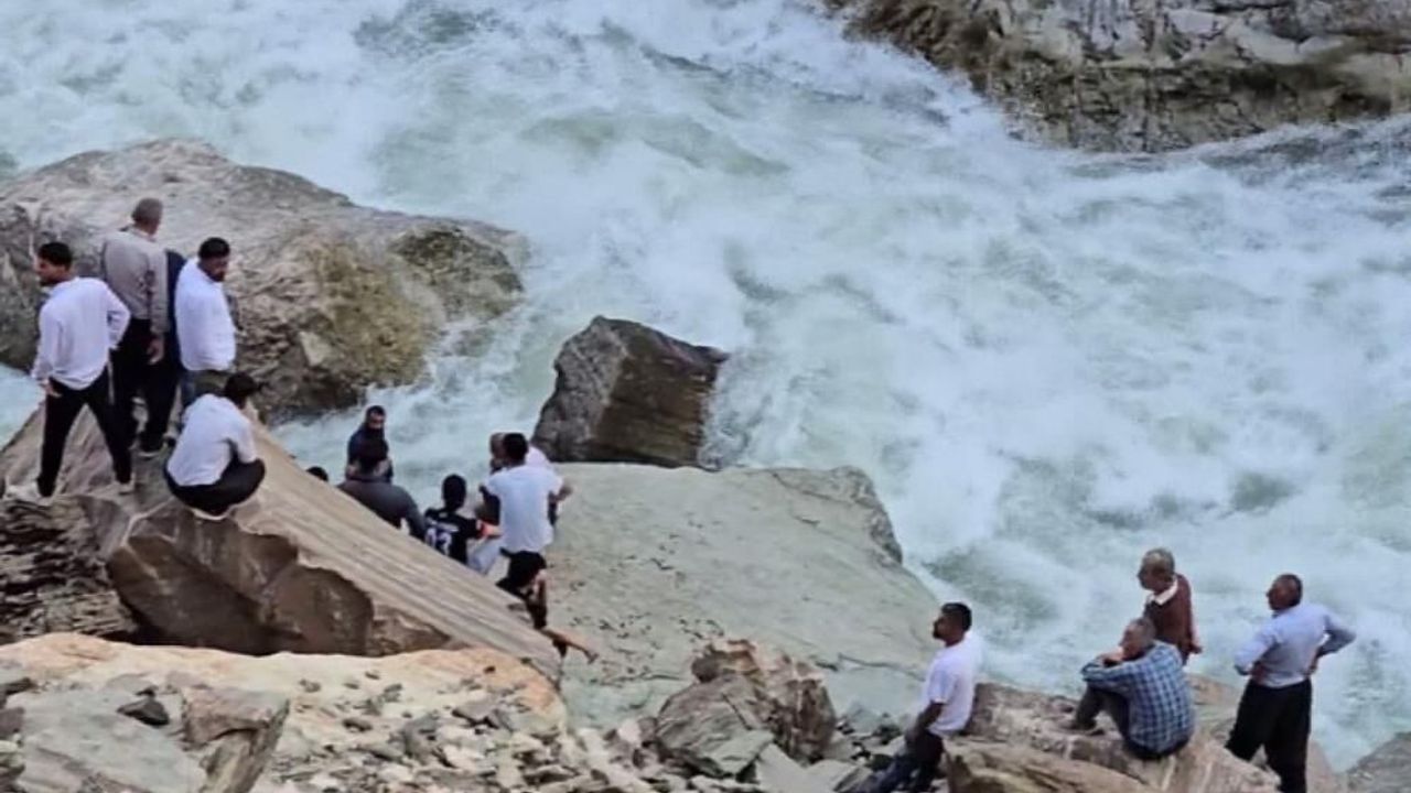 Bitlis'ten dalgıçlar gidecek: Suda kaybolan genç aranıyor