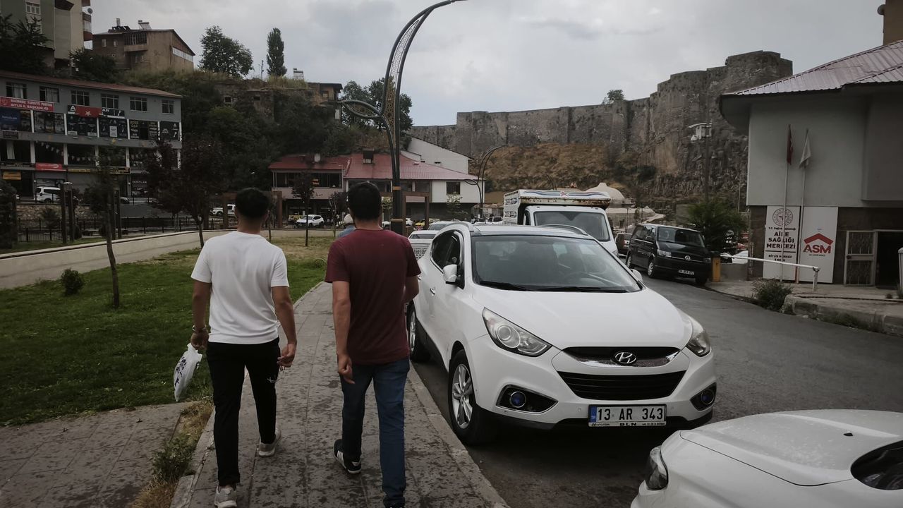 Bitlis'te sıcak havanın ardından serinleten yağış