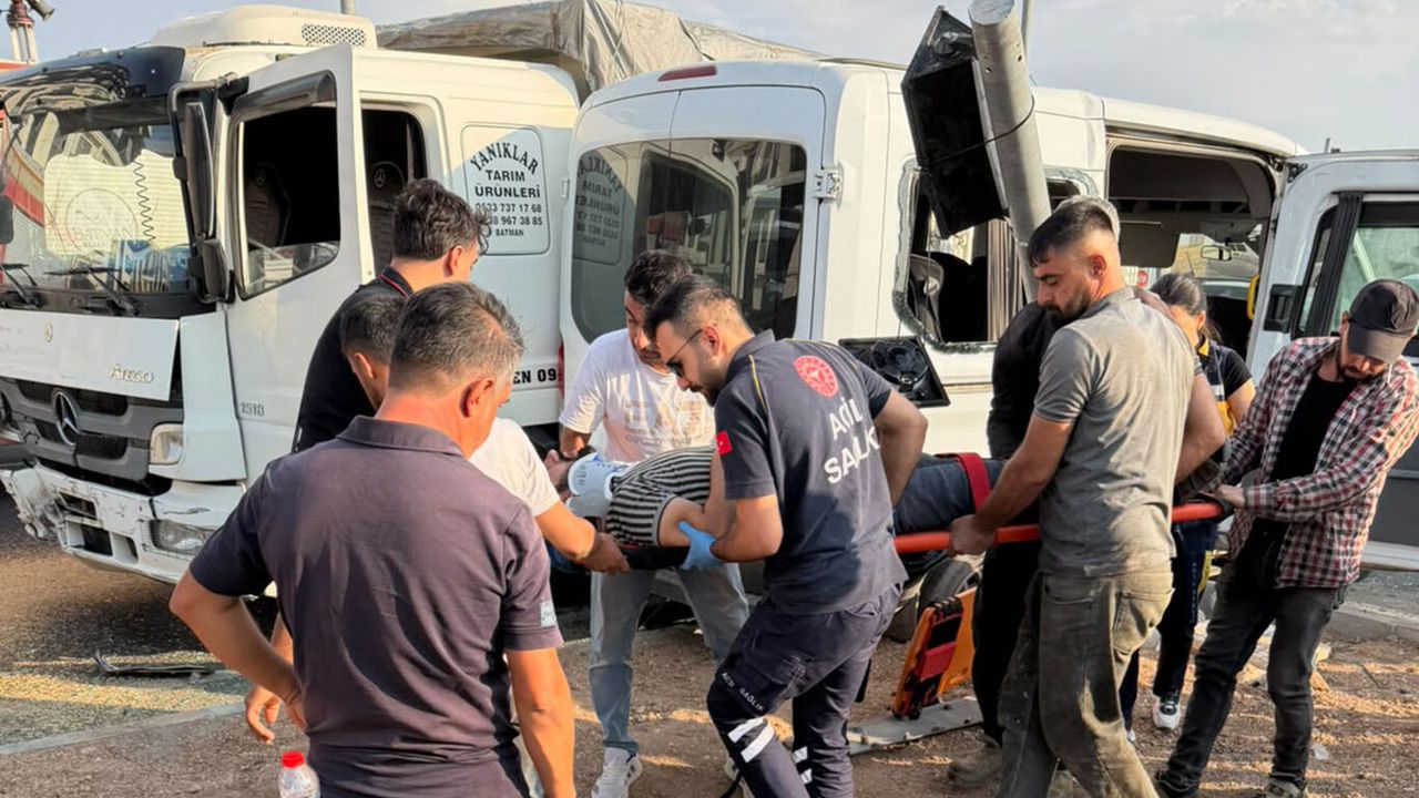 Batman'da tır ile minibüs çarpıştı: 6 yaralı
