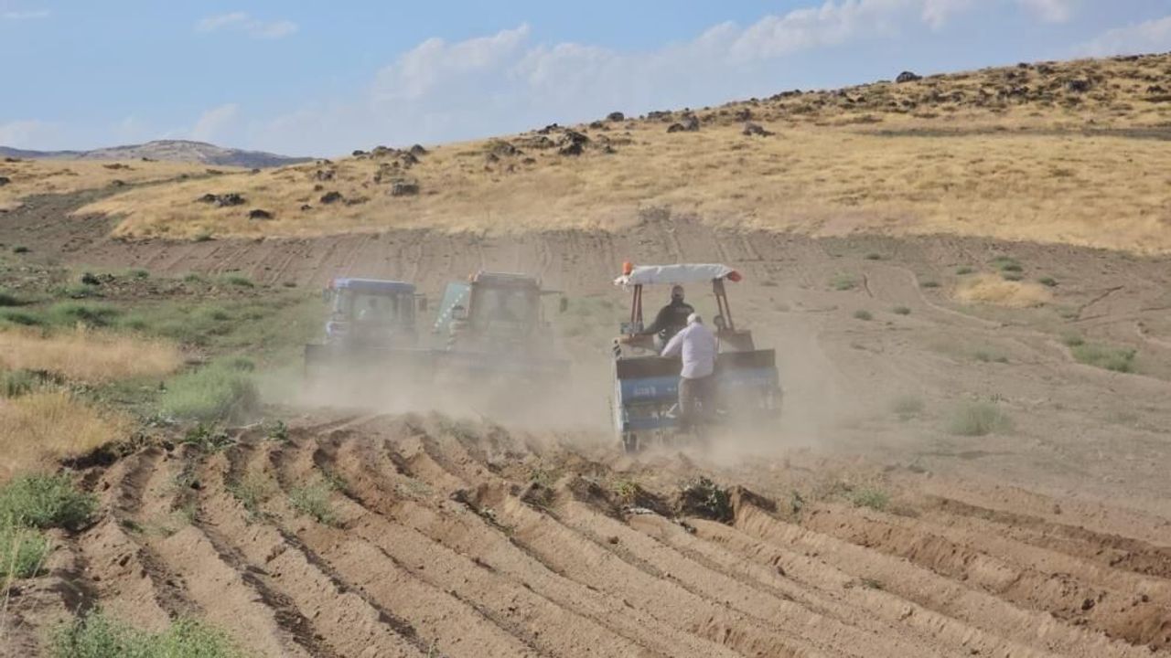 Bitlis'te tarlalar yeni sezon için hazırlanıyor