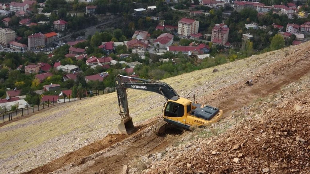 Bitlis'te çığ tehlikesine karşı kar köprüleri inşa ediliyor