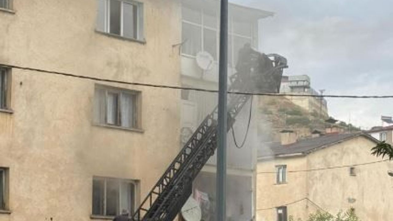 Bitlis'te ev alevlere teslim oldu: Çok sayıda eşya yandı