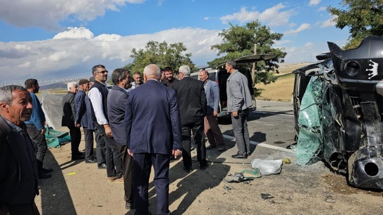 Bitlis'te kamyonet takla attı: 2 yaralı