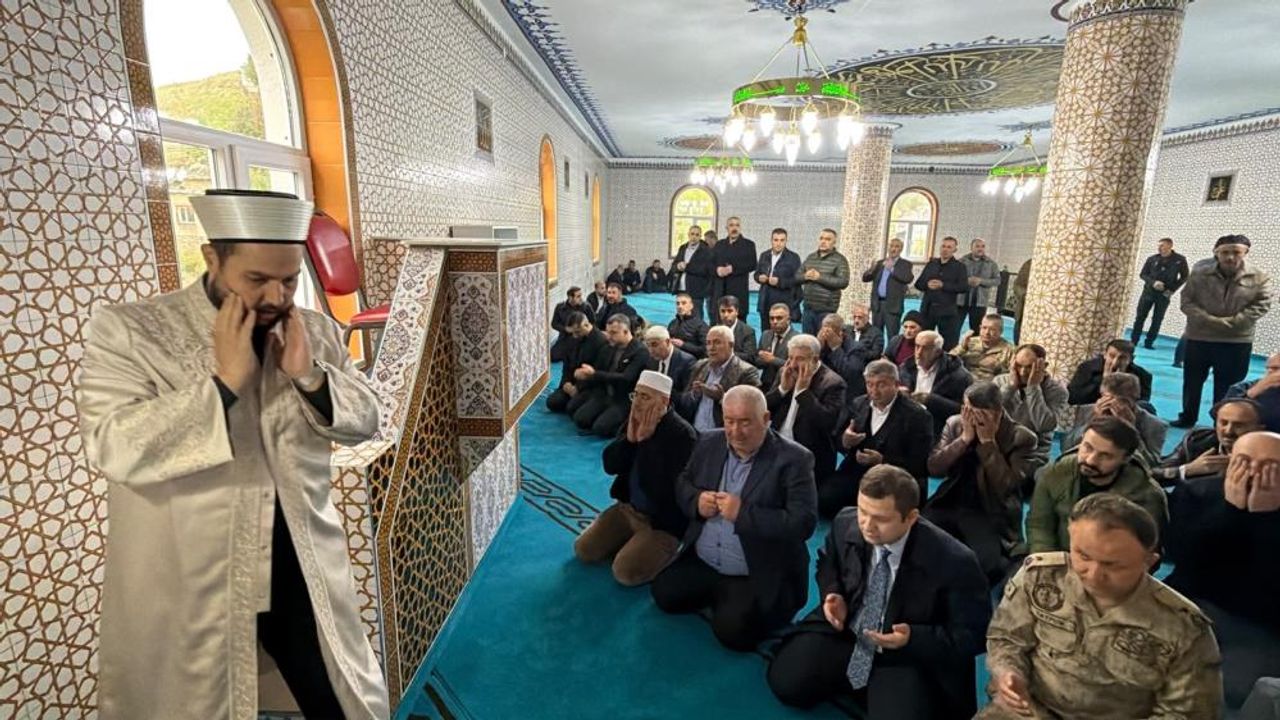 Bitlis'te yapılan cami ibadete açıldı, İlk cuma namazı kılındı