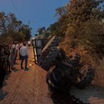 Beldeye ait traktör devrildi: 5 kişi yaralandı