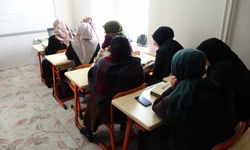 Tatvanlı Kadınlar Kur'an-ı Kerim'i Öğrenerek Kendilerini Geliştiriyor