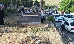 Bitlis’te Arefe Günü Vatandaşlar Vefat Eden Yakınlarını Unutmadı