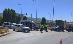 Bitlis Karayolunda İki Otomobil Çarpıştı: 3 Yaralı