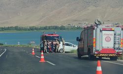 Van-Tatvan Kara Yolunda Otomobil Bariyere çarptı: 2 Yaralı