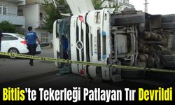 Bitlis'te Tekerleği Patlayan Tır Devrildi: Sürücü Yaralandı