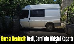 Bu Arazinin Tapusu Benimdir Dedi, Cami'nin Girişini Aracıyla Kapattı