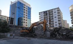 Depremde Hasar Gören 9 Katlı Bina Yıkım Sırasında Çöktü!