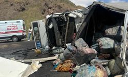 Hakkari'de 2 Tır Kafa Kafaya Çarpıştı