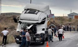 Bitlis'te Tırların Çarpıştığı Kazada 2 Kişi Yaralandı