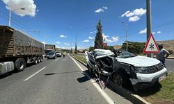 Ticari Araç Tırın Altına Girdi: 2 Kişi Yaralandı