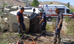 Kontrolden çıkan çimento mikseri devrildi: 2 kişi yaralandı