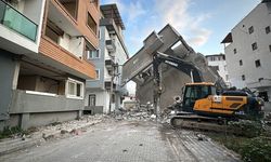 Kontrollü Yıkımda 5 Katlı Bina Yan Yattı, Yan Binalar Zarar Gördü