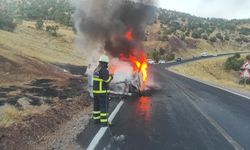 Seyir Halindeki Otomobil Alev Alev Yandı, Kullanılamaz Hale Geldi