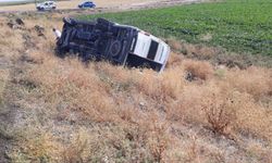 Bitlis'te öğretmenleri taşıyan servis şarampole devrildi: 10 yaralı