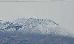 Süphan Dağı'na Mevsimin İlk Karı Düştü