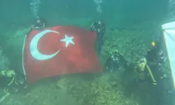 Dalgıç Polisler, Su Altında Türk Bayrağı Açtı