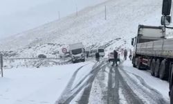 Yüksekova-Van Yolunda Kar Nedeniyle Çok Sayıda Araç Mahsur Kaldı