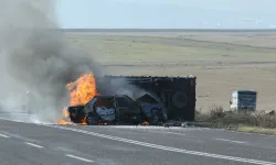 Otomobil Alev Aldı, Sürücüyü Vatandaşlar Kurtardı