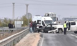 Pikap ile otomobil kafa kafaya çarpıştı: Yaralılar var