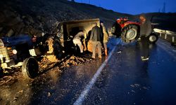 Hayvan Gübresi Yüklü Traktör Devrildi, Trafik Kapatıldı