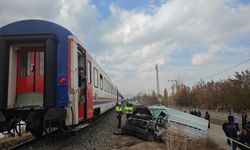 Tatvan-Elazığ Seferi Yapan Tren Kamyonetle Çarpıştı: 1 Ölü, 1 Ağır yaralı