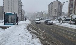 Bitlis’te Beklenen Kar Yağışı Kenti Beyaza Bürüdü