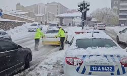 Bitlis’te Yolda Mahsur Kalan Sürücülere Trafik Ekiplerinden Yardım Eli