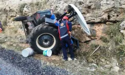 Kayalara Çarpan Traktör Devrildi, Sürücü Ağır Yaralandı