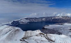 Karla Kaplanan Nemrut Krater Gölü’nün Görsel Şölen Sunuyor