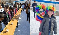 Bitlis'te Gönüllü Arkadaşlar Köy Okulundaki Çocukları Sevindiriyor