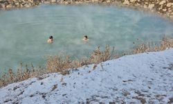 Bitlis'te dondurucu soğuklara rağmen sıcak su keyfi yapıyorlar