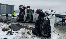 Ambulans ile Kamyonet Çarpıştı: 7 Kişi Yaralandı