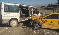 Hafif Ticari Araç İle Taksi Çarpıştı: 7 Yaralı