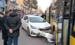 Belediye Halk Otobüsü ile Otomobil Çarpıştı