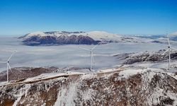 Bitlis’te Rüzgar Gülleri ve Sisli Dağların Manzarası Hayranlık Uyandırıyor