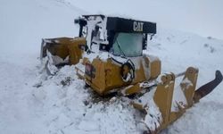 Çığın altında kalan dozer operatörü kurtarıldı