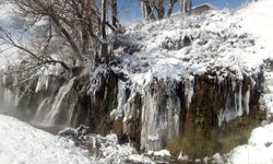 Bitlis'te Donan Arpet Şelalesi Görsel Şölen Sunuyor