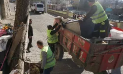 Kötü Koku Gelen Evden 1 Traktör Atık Çıktı, Yardım Eli Uzandı