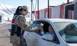 Bitlis'te Kontrol Noktasında Jandarmadan Kadınlara Çiçekli Sürpriz